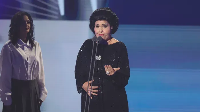 Az aranytorkú katalán díva, Montserrat Caballé bőrébe bújva eresztette ki a hangját Dér Heni. 