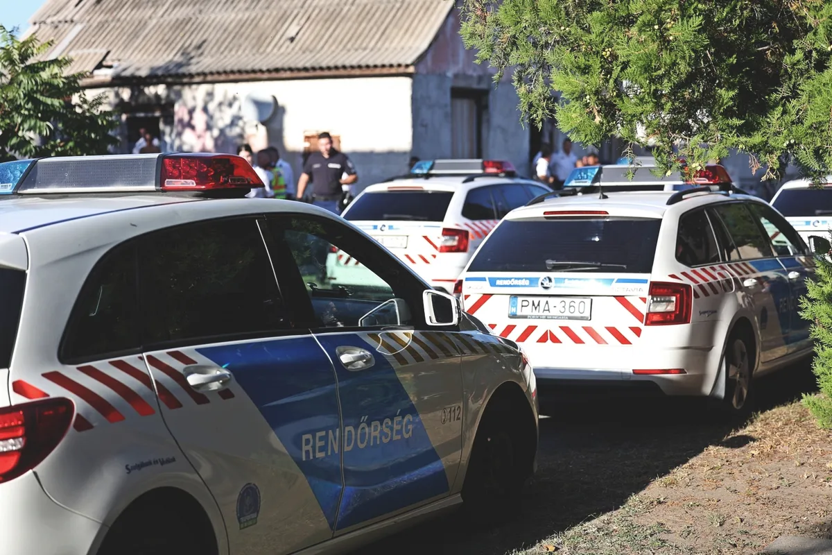 alt=Pécs felé vezető úton kigyulladt egy rendőrautó