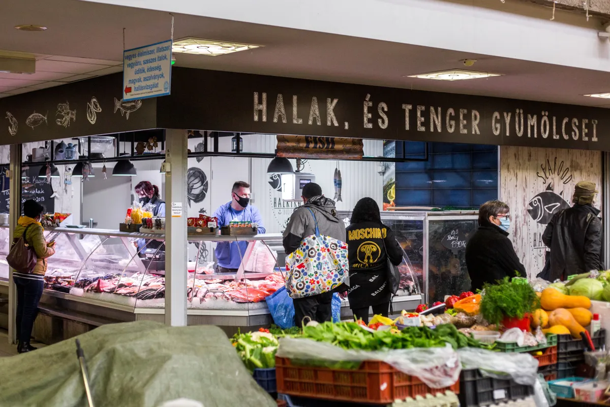 A korábban nyitott helyszínként működő Fehérvári úti piac megtartotta eredeti épülettömbjét, a 2002-ben épült acélrácsos tetőzet azonban megóvja a vevőket és eladókat az időjárás viszontagságaitól. 