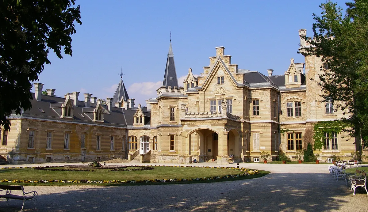 A nádasladányi Nádasdy-kastély, amely nincs messze Várpalotától