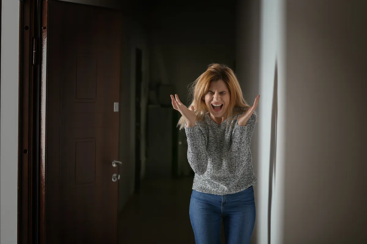 Sikító nő egy lakásban amire ráférne a szelleműzés