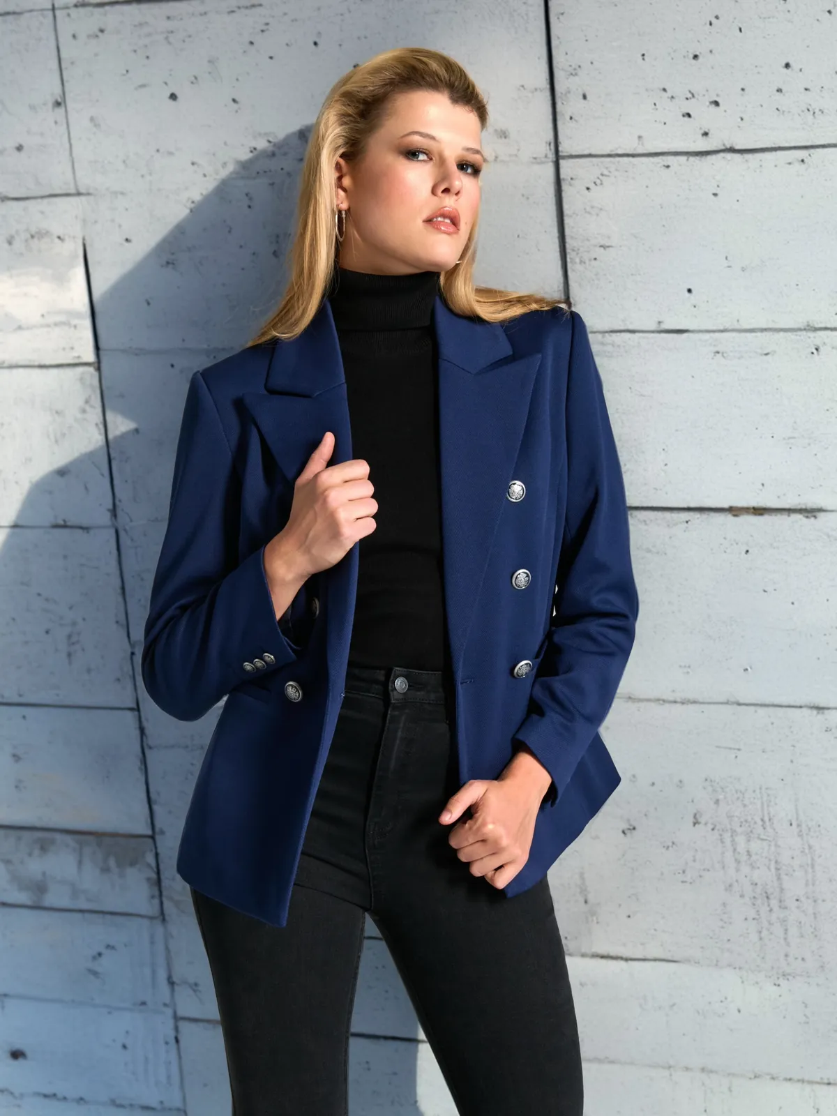 Karcsúsító fazonú tengerészkék blézer