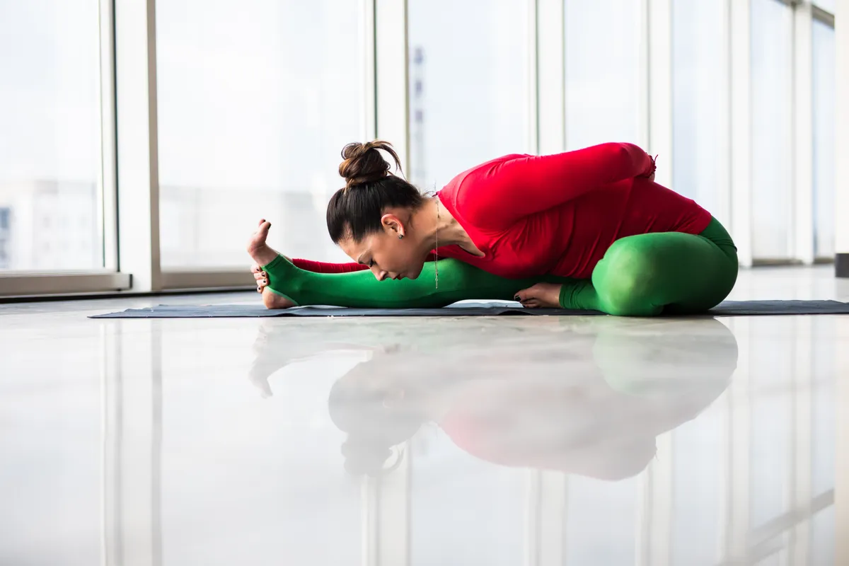 Gyors fogyás érdekében jógázó fiatal nő