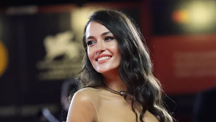 Mellvillantós estélyiben jelent meg a BL-háziasszonya