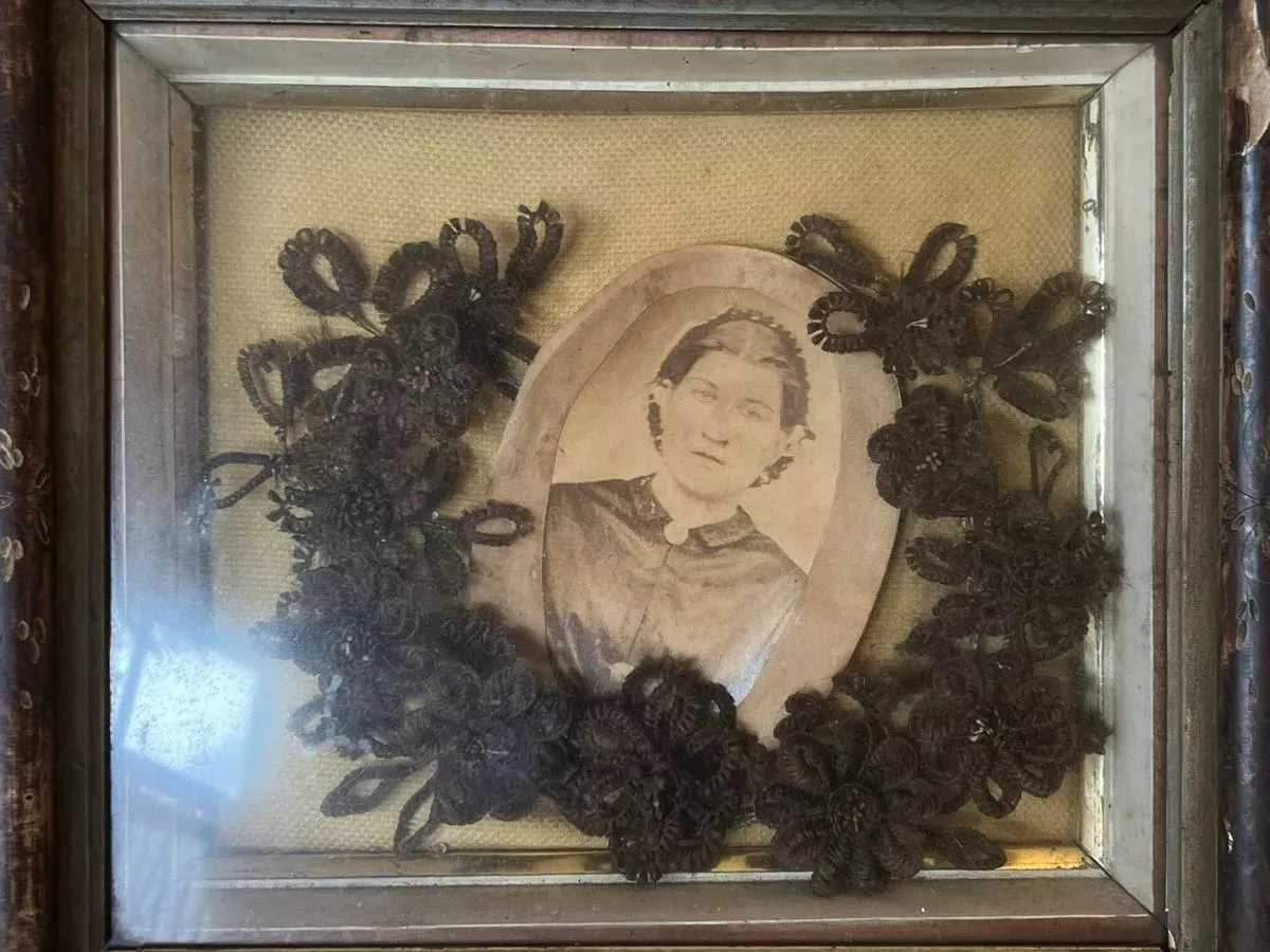 Halott emberek haját gyűjti a nő