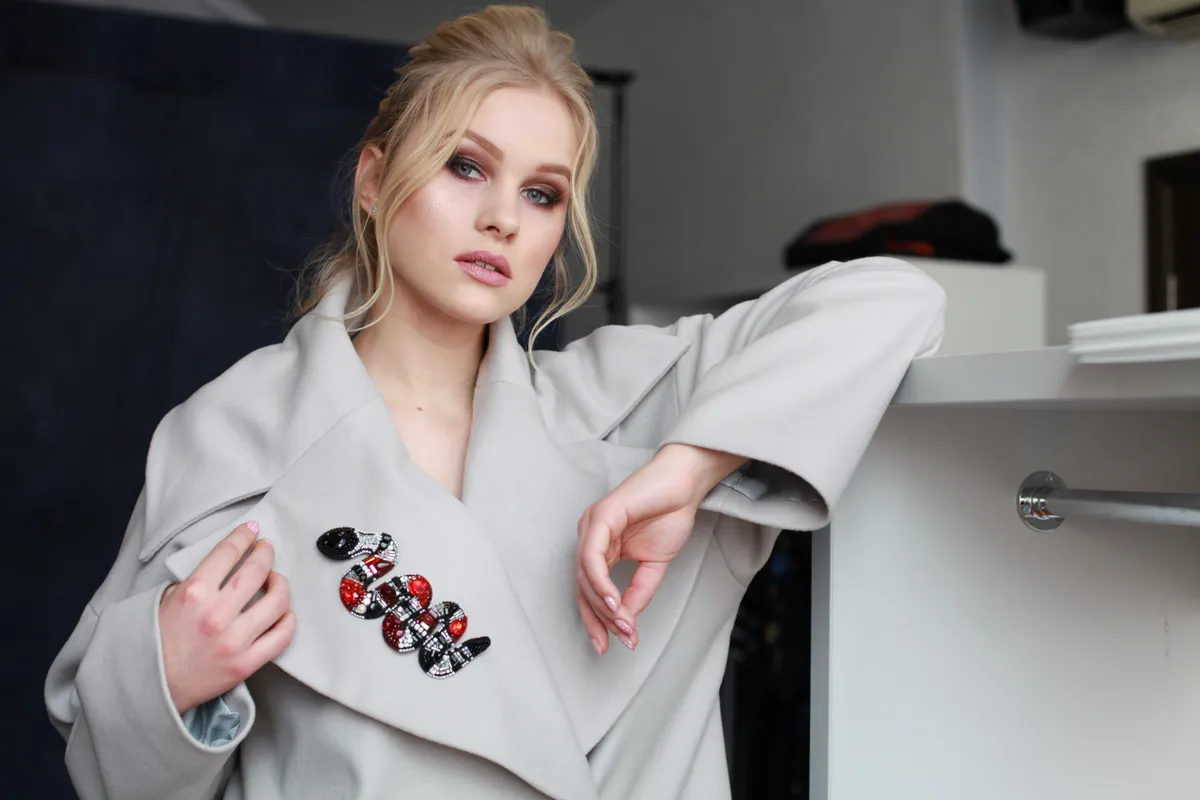 Szőke nő bross viselése közben.