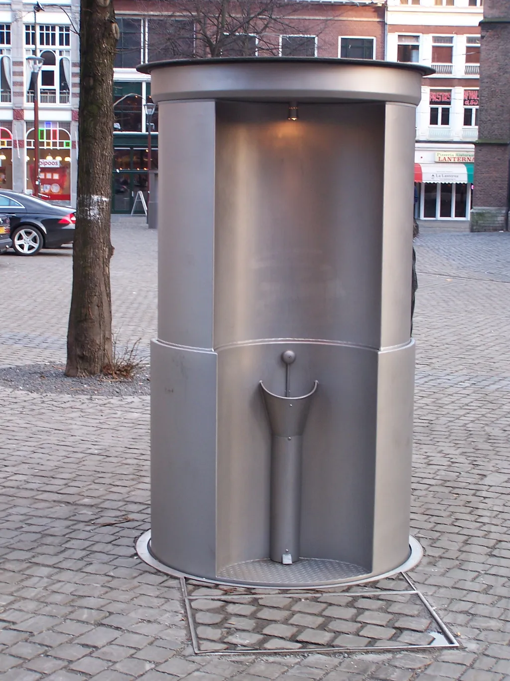 UriLift International BV behúzható piszoárok és nyilvános mosdók Európában