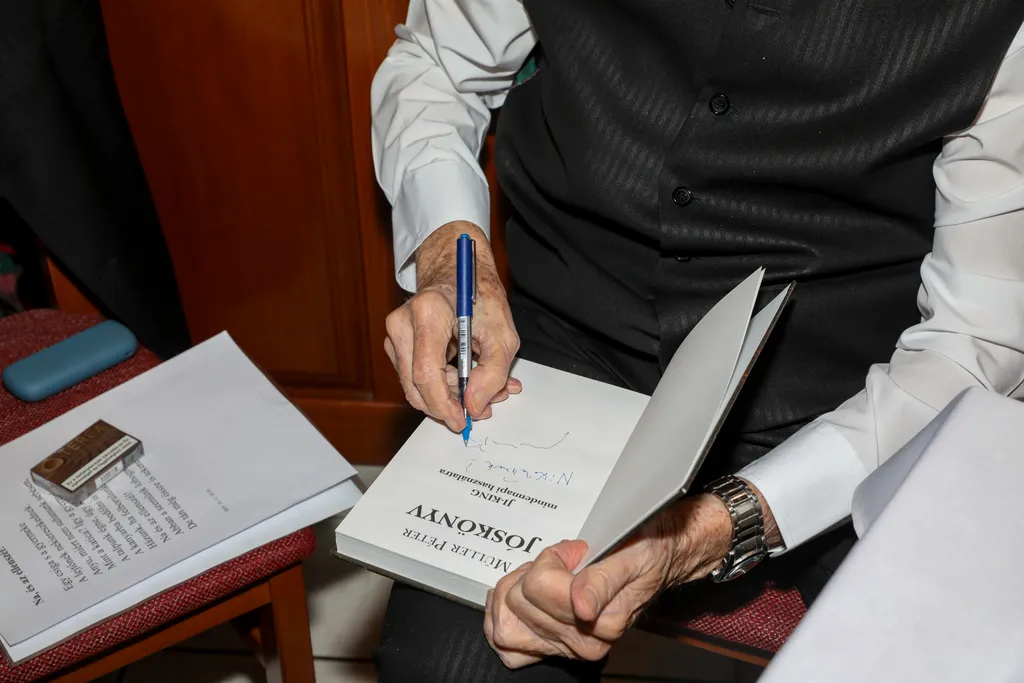 Müller Péter zártkörű könyvbemutató
November 6
2025.11.06. 18 óra, Torockó Vendéglő, Bp. Martinovics tér 2.