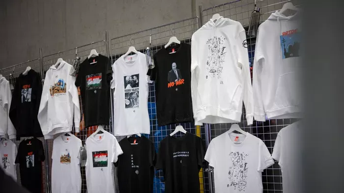 Percek alatt elkapkodták az Orbán-firkás pulcsit