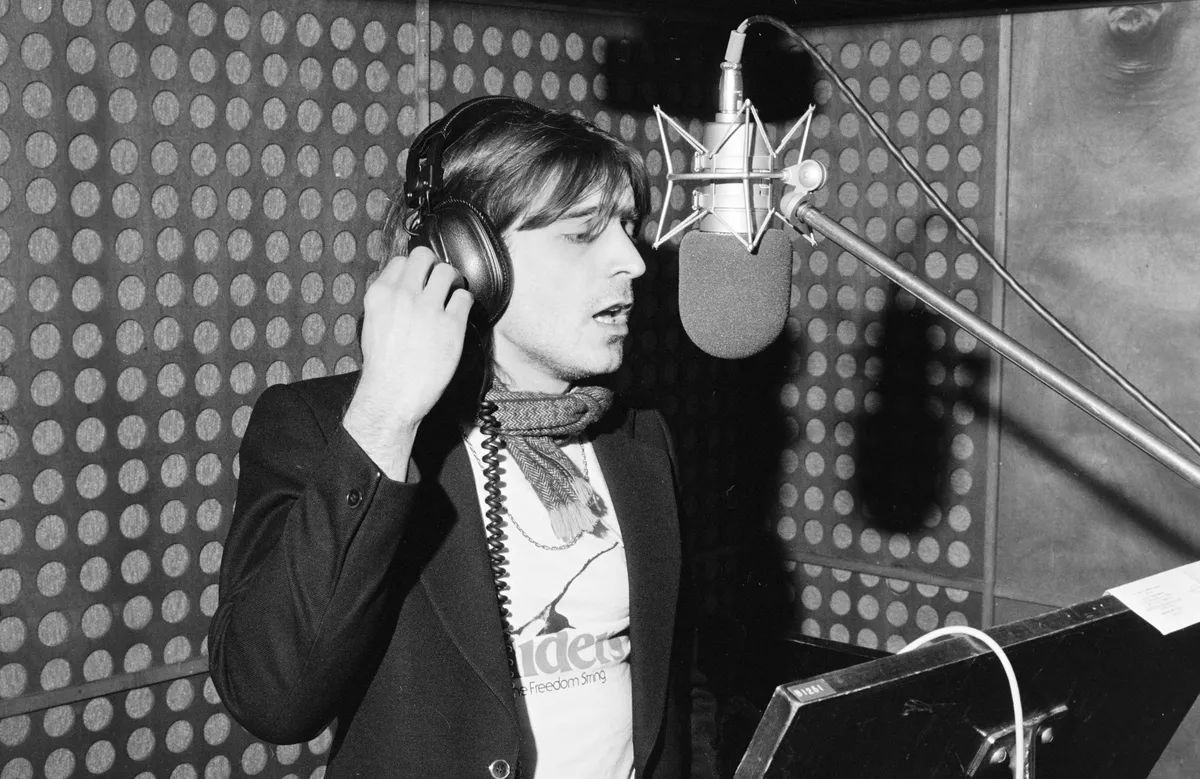 Révész Sándor a stúdióban, a Piramis első lemezét énekli fel.