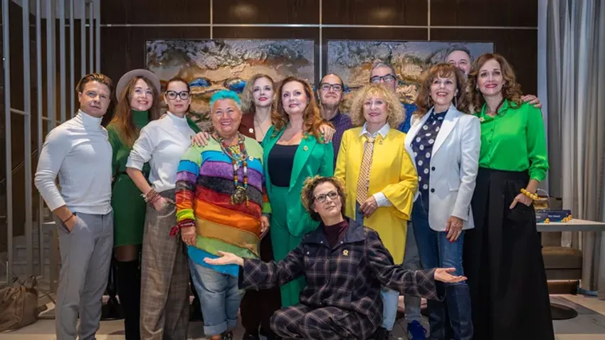 Szexi színésznők szállnak be a naptárbizniszbe: Dobó Kata és Peller Anna a ruhát is ledobta