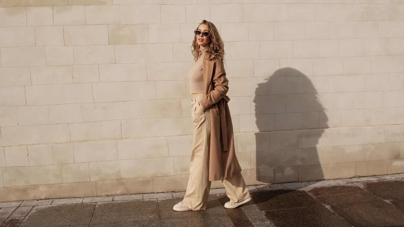 Fiatal nő bézs farmerben