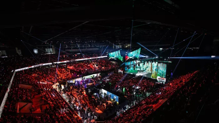 "Még gyönyörködöm egy kicsit" - Rákay Philipnek elcsuklott a hangja, egy gombostűt sem lehet leejteni Szegeden