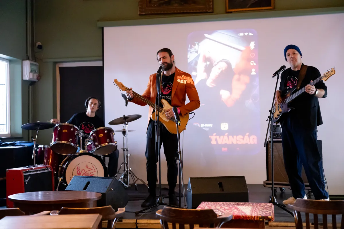 Wettstein Márk dobos, Kádár L. Gellért énekes frontember és Friedenthal Zoltán basszusgitáros, a Még egy kívánság című film Dead Flamingos zenekara.