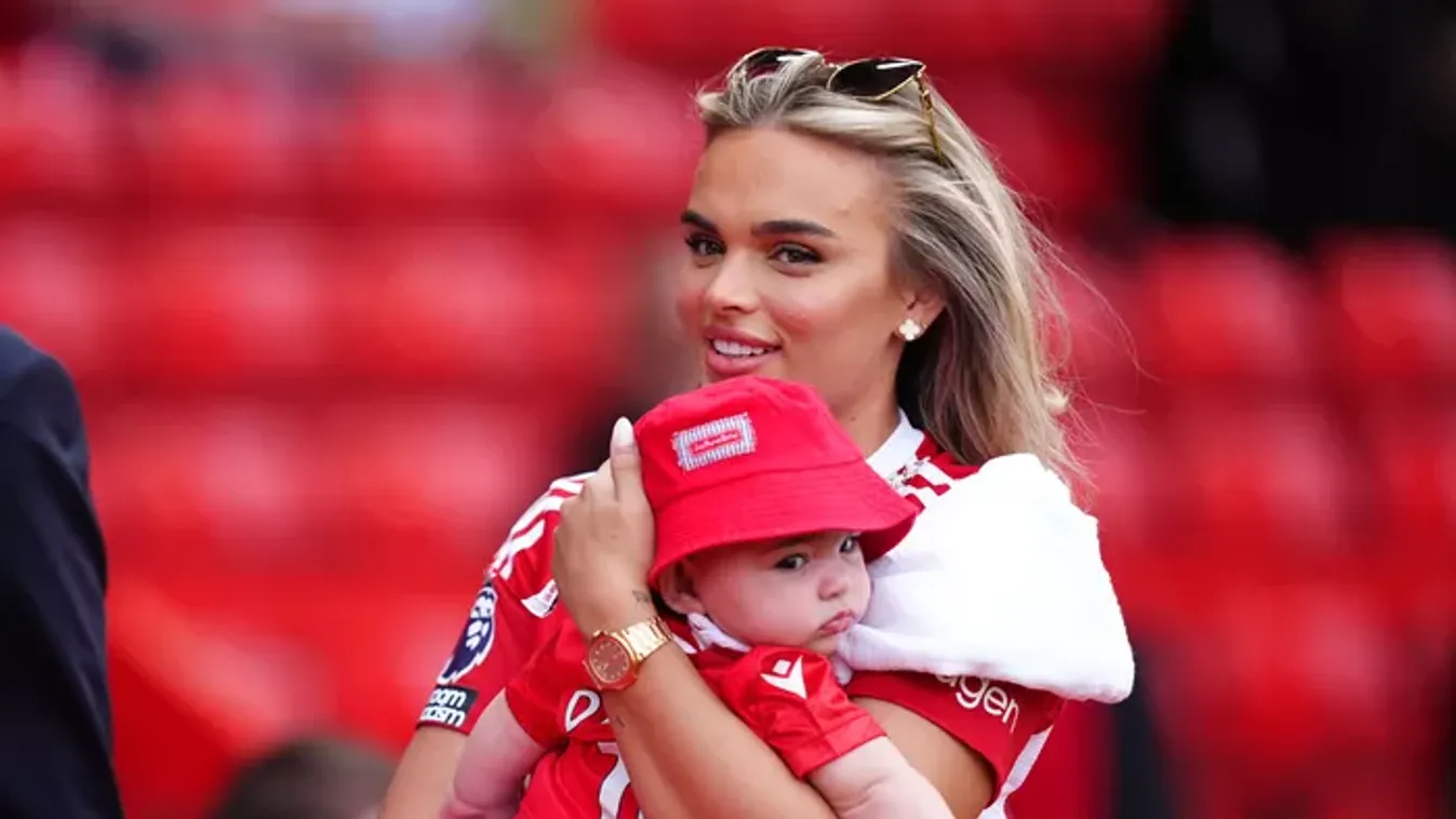 Vadító dekoltázst villantott a dögös focistabarátnő