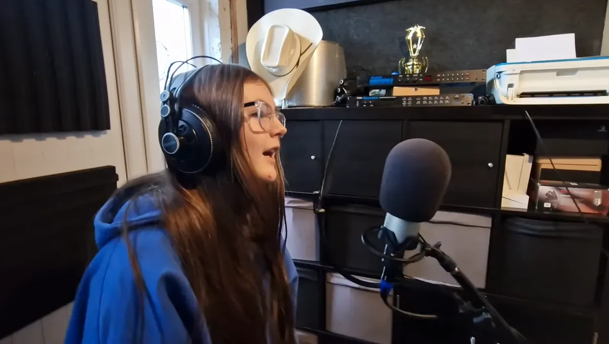 Apja rákdiagnózisa után csak heteket élt, most róla szólt dallal jóékonykodik a 12 éves Alice