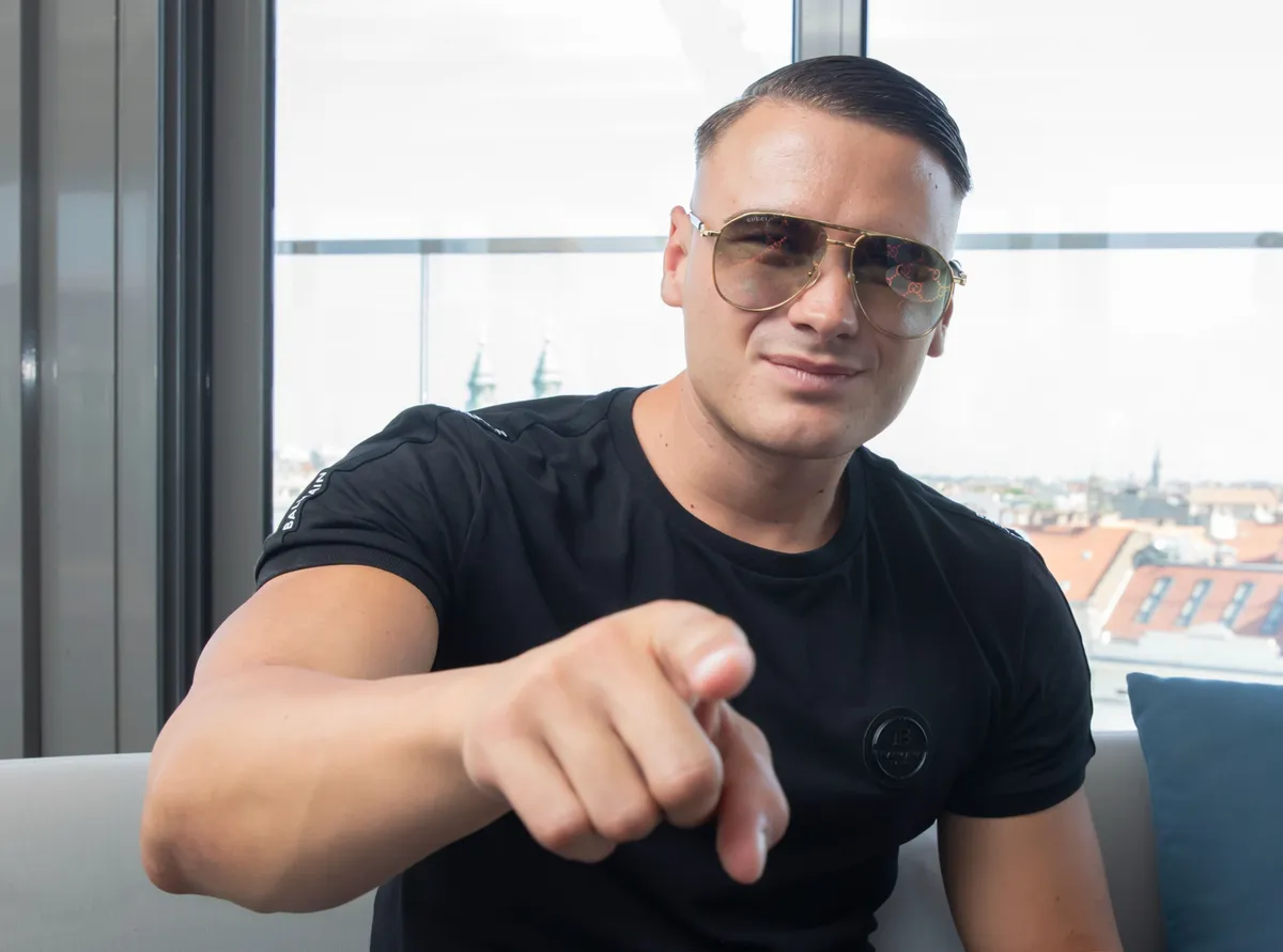 PSG Ogli leginkább a páratlan luxuséletéről ismerhető celeb.