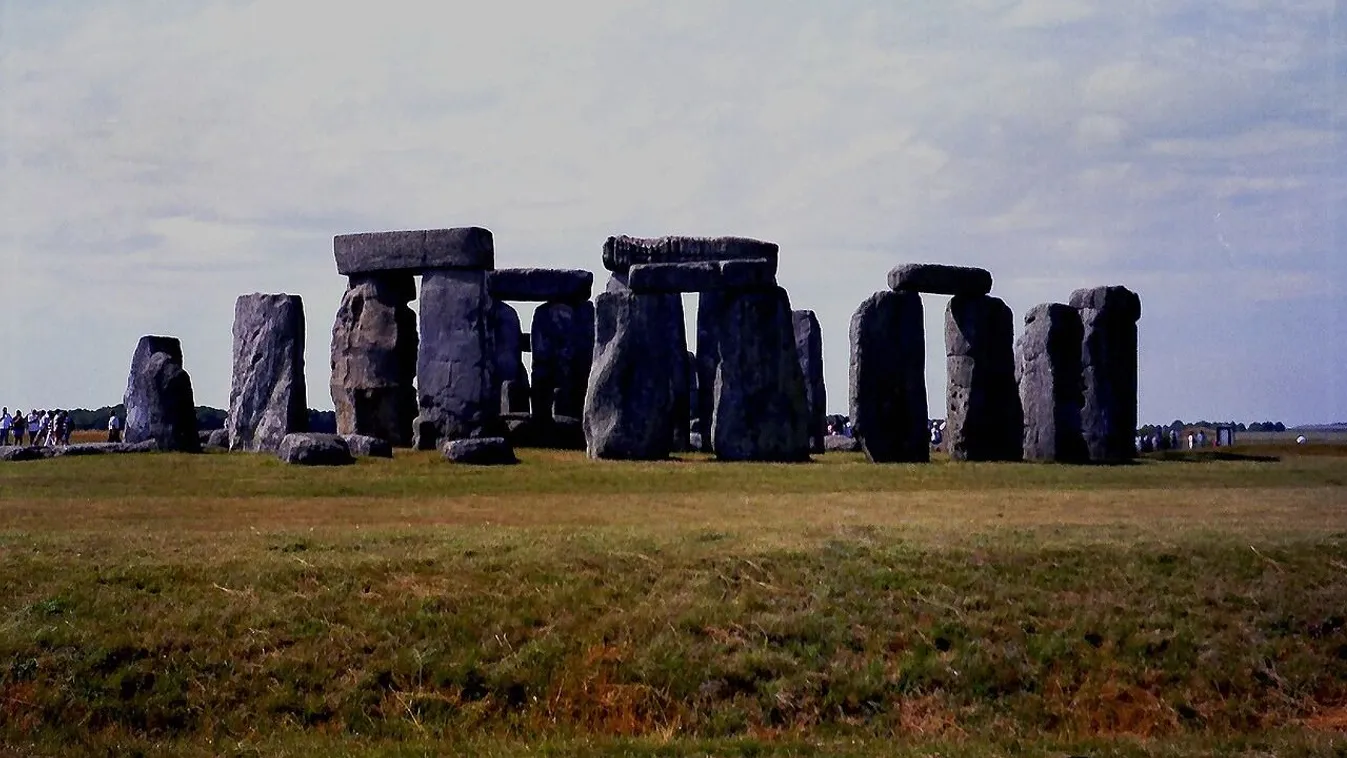 A világ legkiábrádítóbb látványosságainak egyike a Stonehenge is, amit csak távolról lehet megnézni.