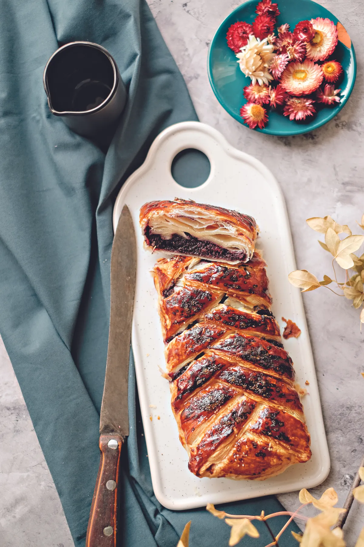 A gyors levelestészta receptek közé tartozik a mákos meggyes fonat. 