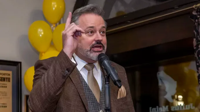 Bank Tamás, a Játékszín igazgatója üszkén mutatta be a darab szereplőit.