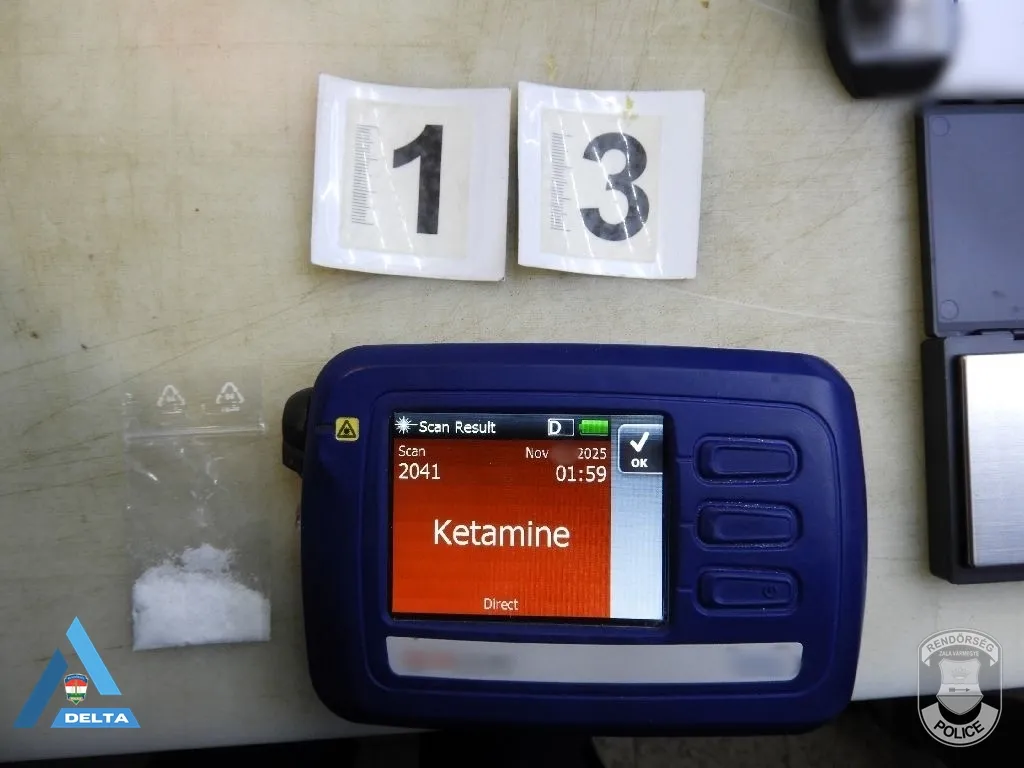 24,31 gramm növényi törmeléket, 2,37 gramm ketamint, ecstasy tablettákat és a terjesztéshez szükséges eszközöket foglaltak le
