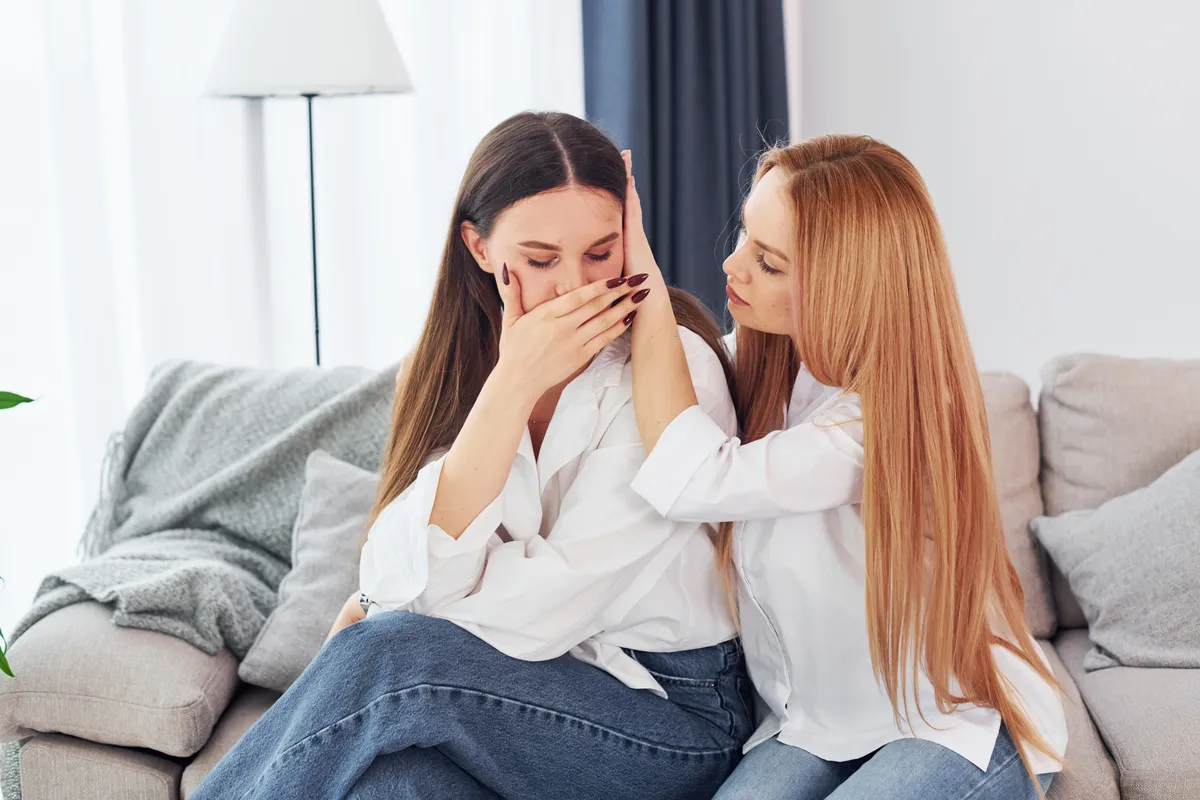 Az egyik lány vigasztalja a testvérét, ami valószínűleg a horoszkópnak köszönhető.