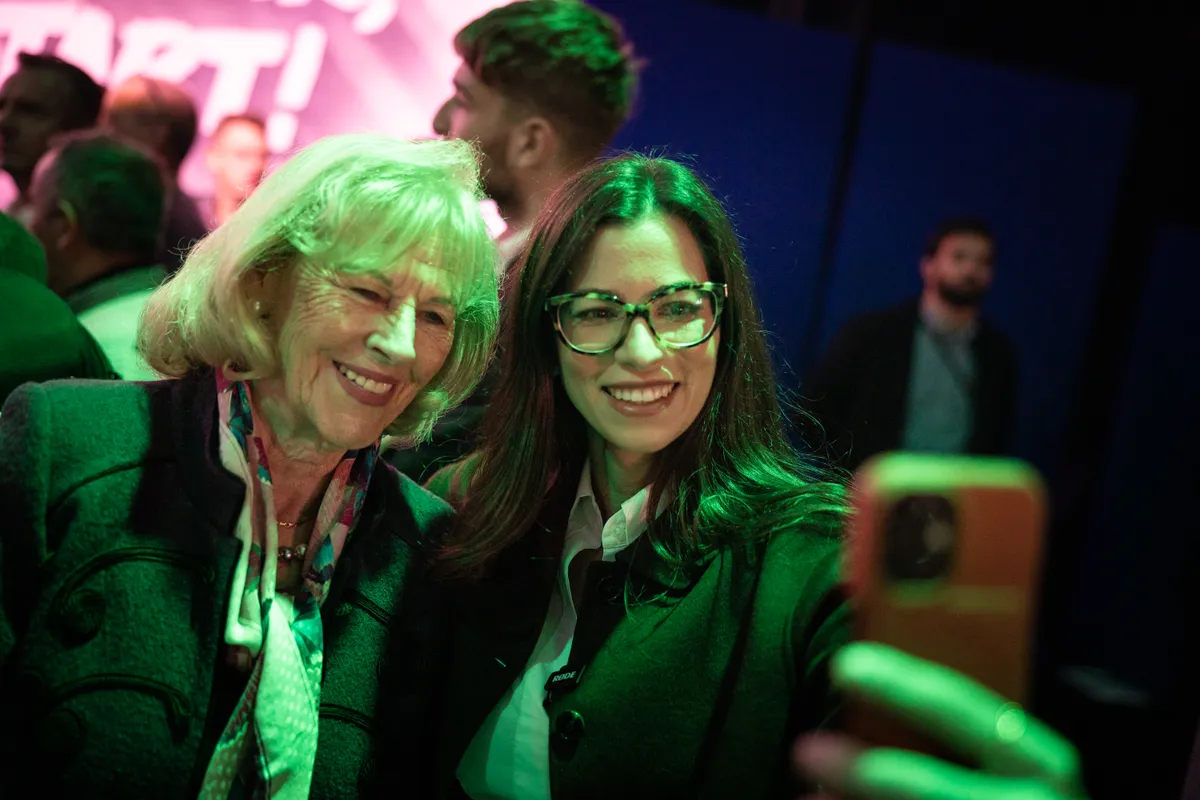 Makray Katalin és Szentkirályi Alexandra a Háborúellenes Gyűlésen