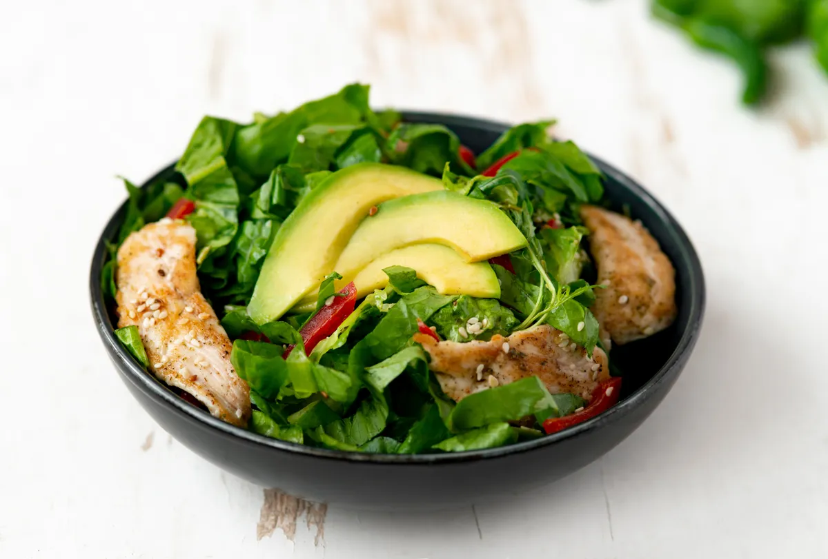 Grillezett csirkemell avokádóval, salátával