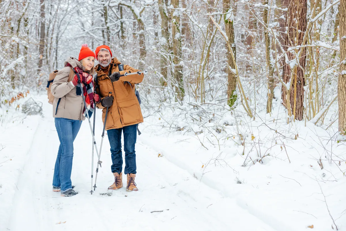 Egy pár sétál a hóban, egyedi adventi naptár egyik napi élménye