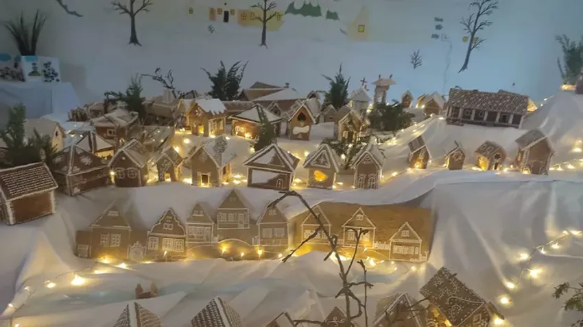 Ilyen mesés lett idén a geresdlaki mézeskalácsfalu!