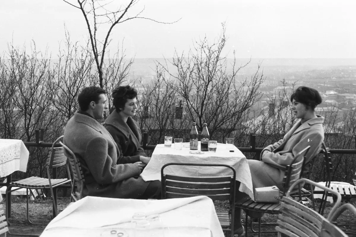 fekete-fehér kép kávézó terasszal, beszélgető  emberekkel.