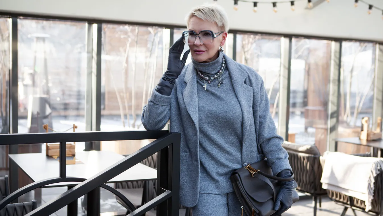 2026-os divat szerint öltözködő, középkorú nő.