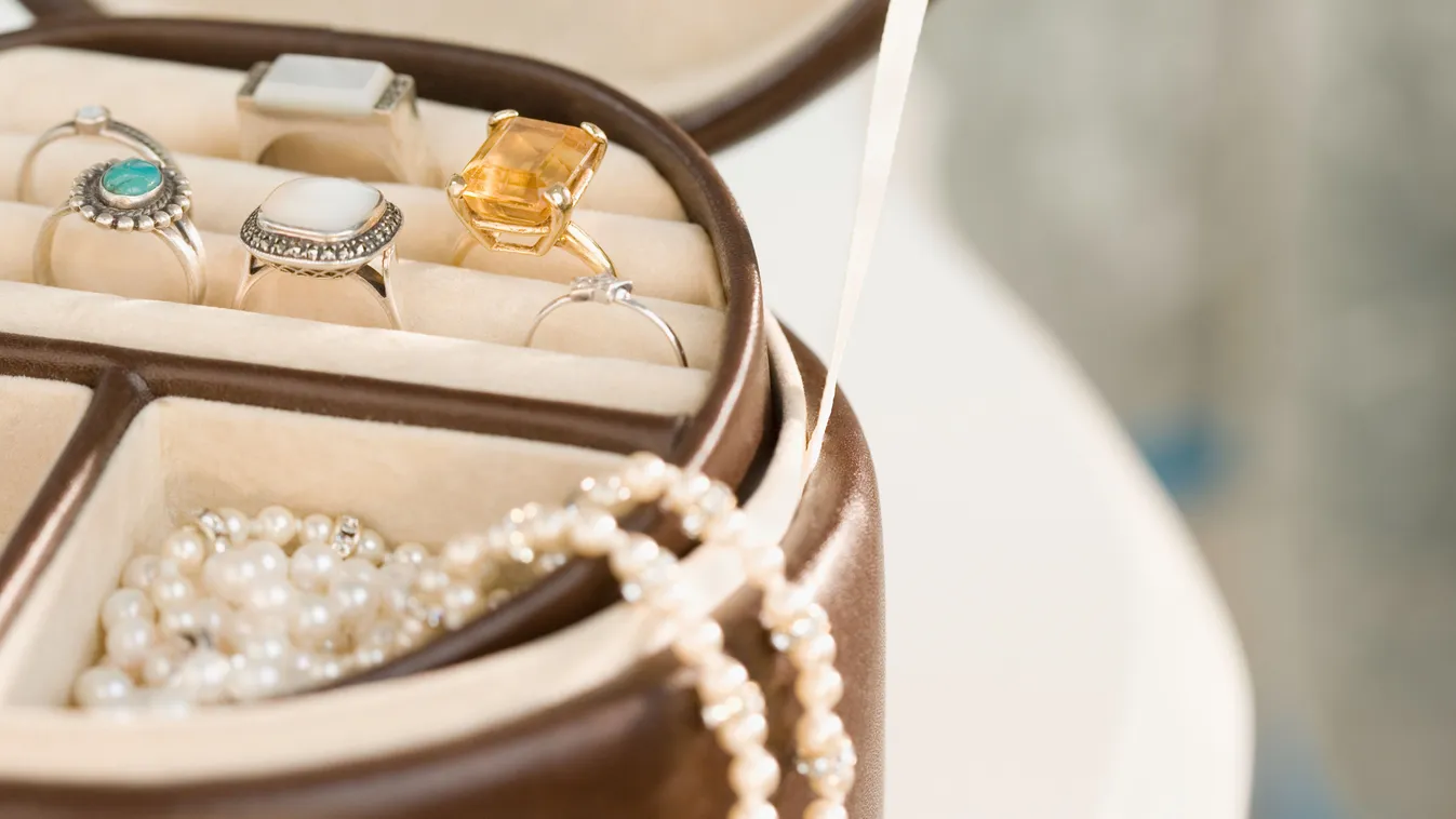 Ékszertartó doboz, amiben csillognak a csecsebecsék az otthon ékszertisztítási módszernek köszönhetően.