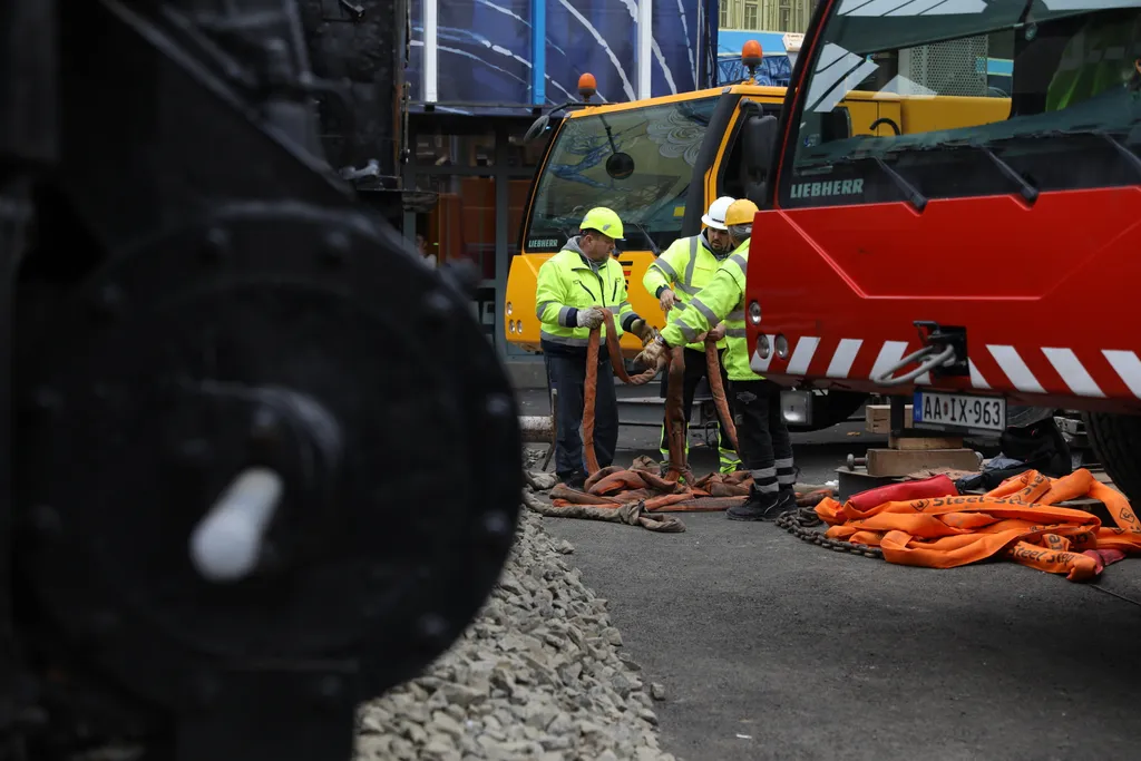 gőzmozdonyt emelnek be a Fővárosi Nagycirkusz elé