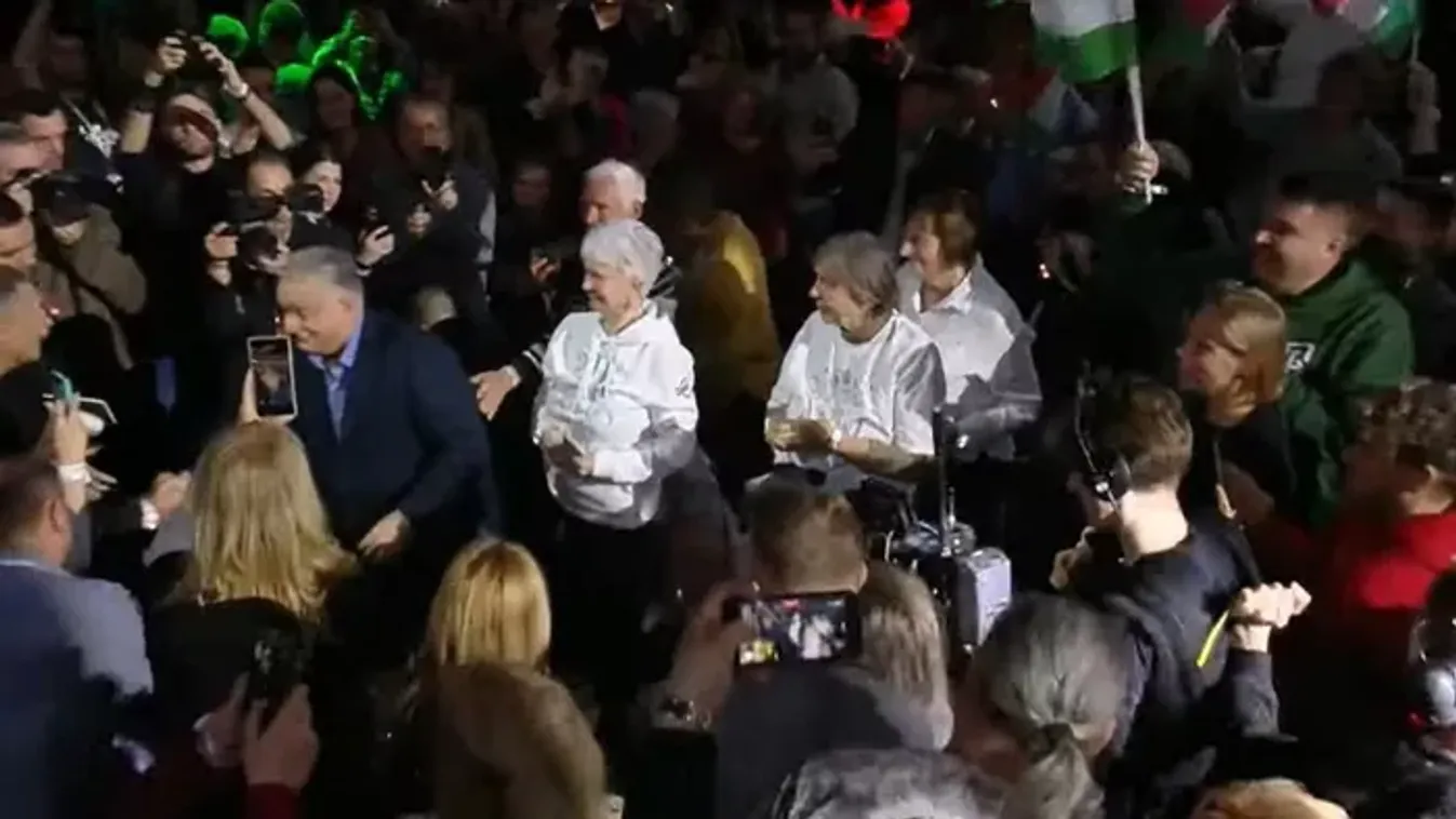 Háborúellenes Gyűlés: ezt üzente a színpadra lépés előtt Orbán Viktor