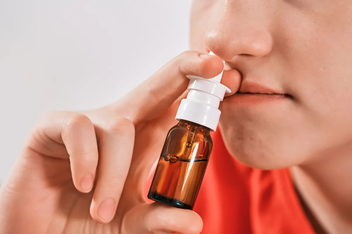 Orrspray-függőséggel küzdő fiatal nő