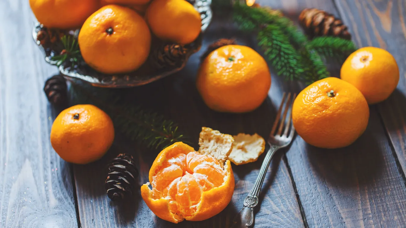 Héjas és hámozott mandarinok egy asztalon