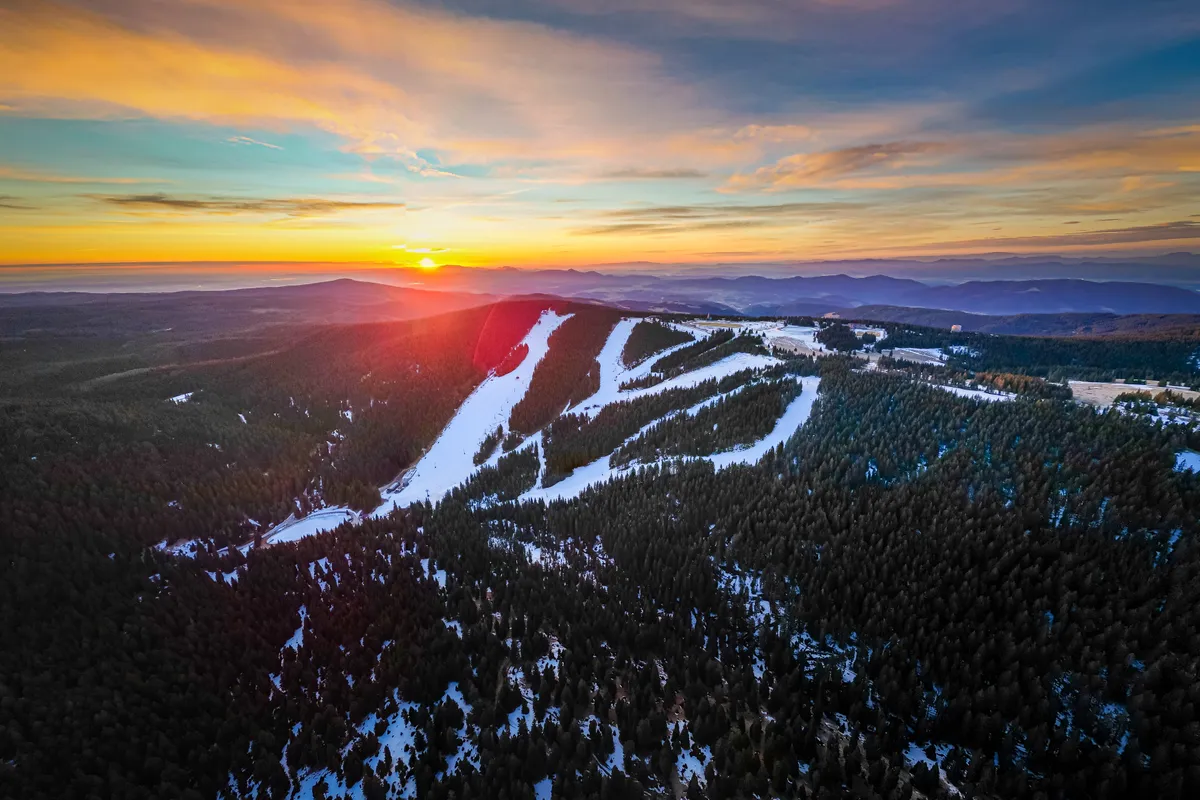 Szlovénia látnivalói a Rogla gyönyörű tája madártávlatból nézve.