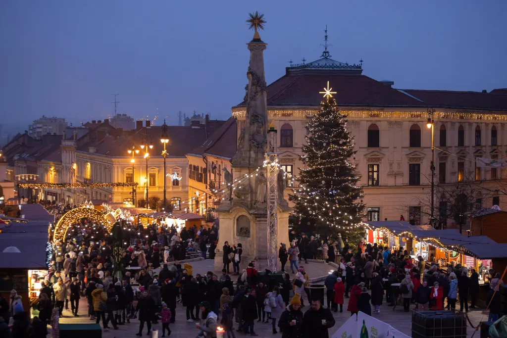 Pécs, 2023. december 9.
Adventi díszkivilágítás a pécsi Széchenyi téren 2023. december 9-én.
MTI/Ruprech Judit