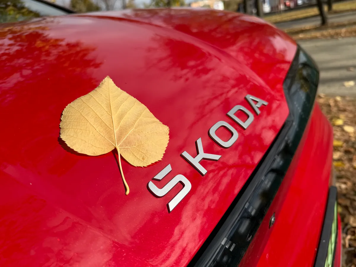 Škoda Enyaq iV teszt modell elölről.
