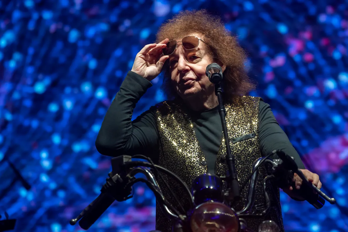 Demjén Ferenc a születésnapi koncertjén levette ikonikus szemüvegét. 