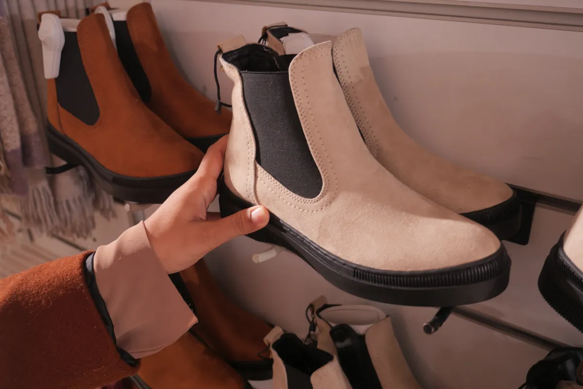 Unalmas lapos talpú, csúnya öltözködési baki. 