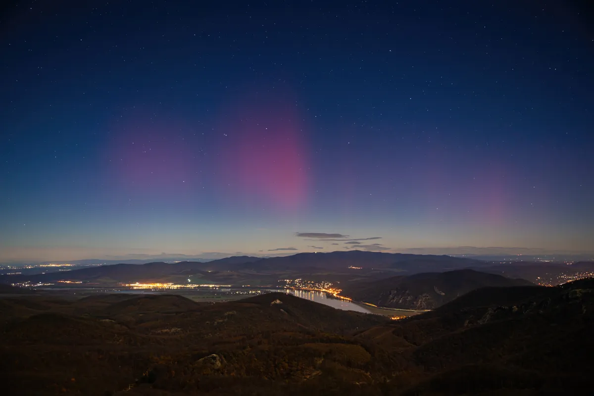 Dobogó-kő télen és este,kilátással a Dunára és a sarki fényre.