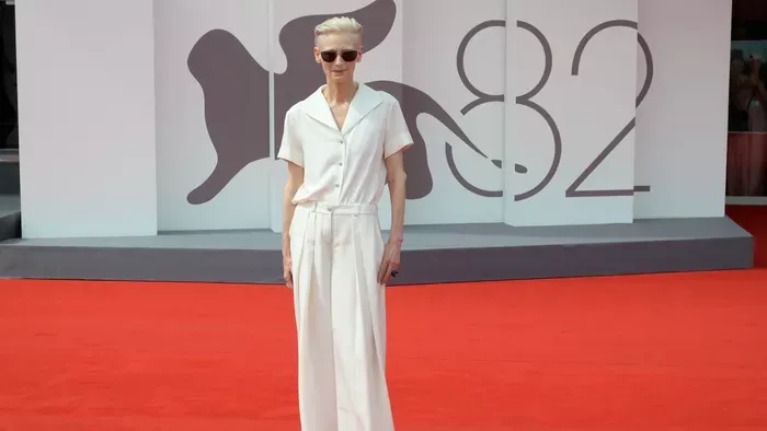 Pikáns művészet: Tilda Swinton alvása kiállítási tárgy lett