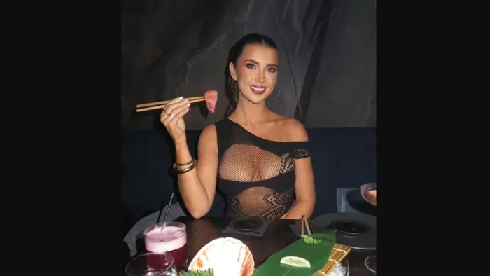 Csak egy kis háló takarta a műsorvezetőnő hatalmas melleit: átlátszó ruhában villantott