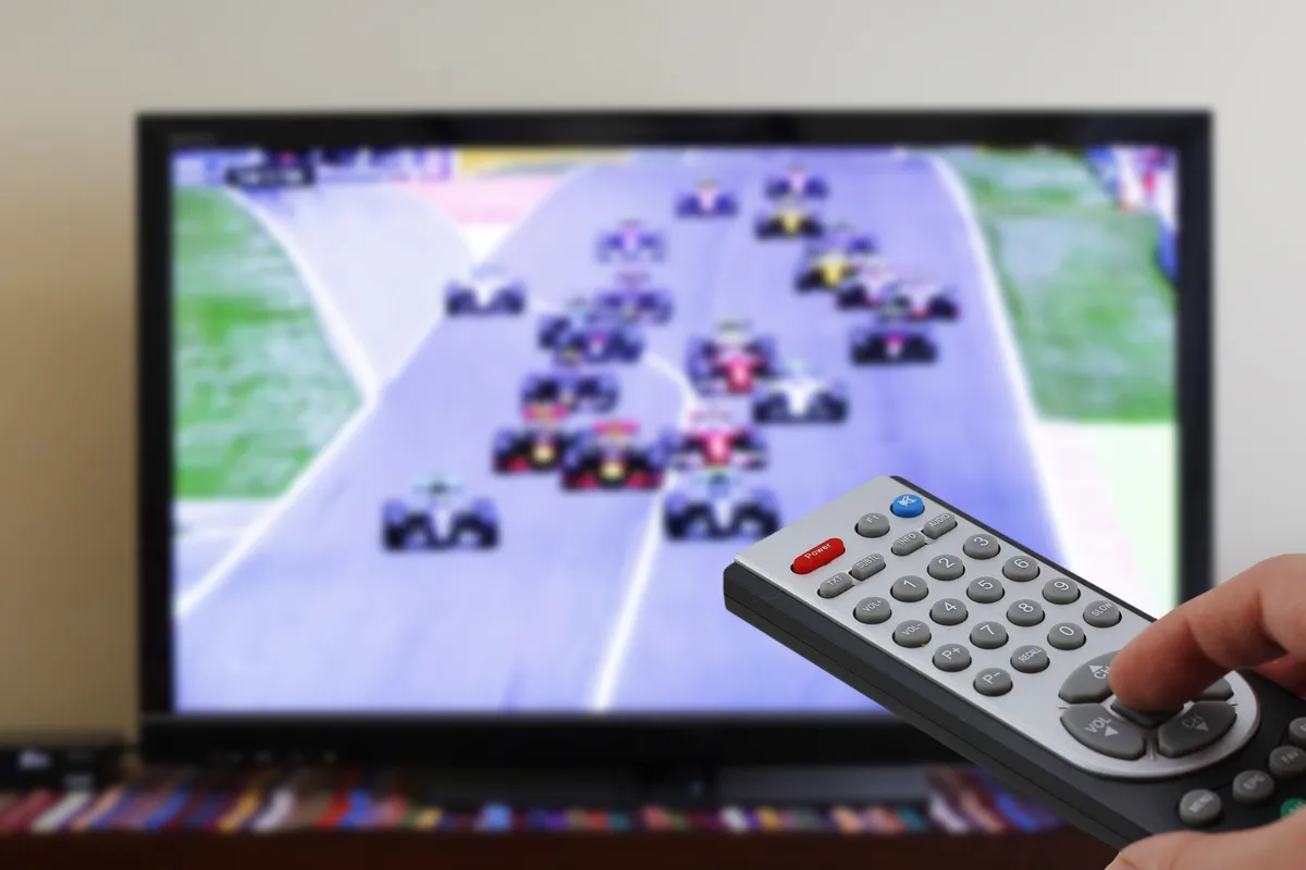 Forma–1 kvíz kitöltése közben autóveresen megy a tévében.