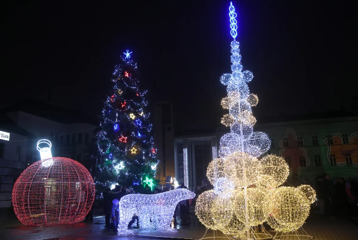 Feldíszített karácsonyfa és fényinstallációk a miskolci adventi vásáron