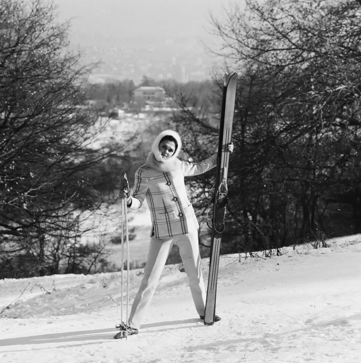 1967, síelő hölgy pózol a Normafán.