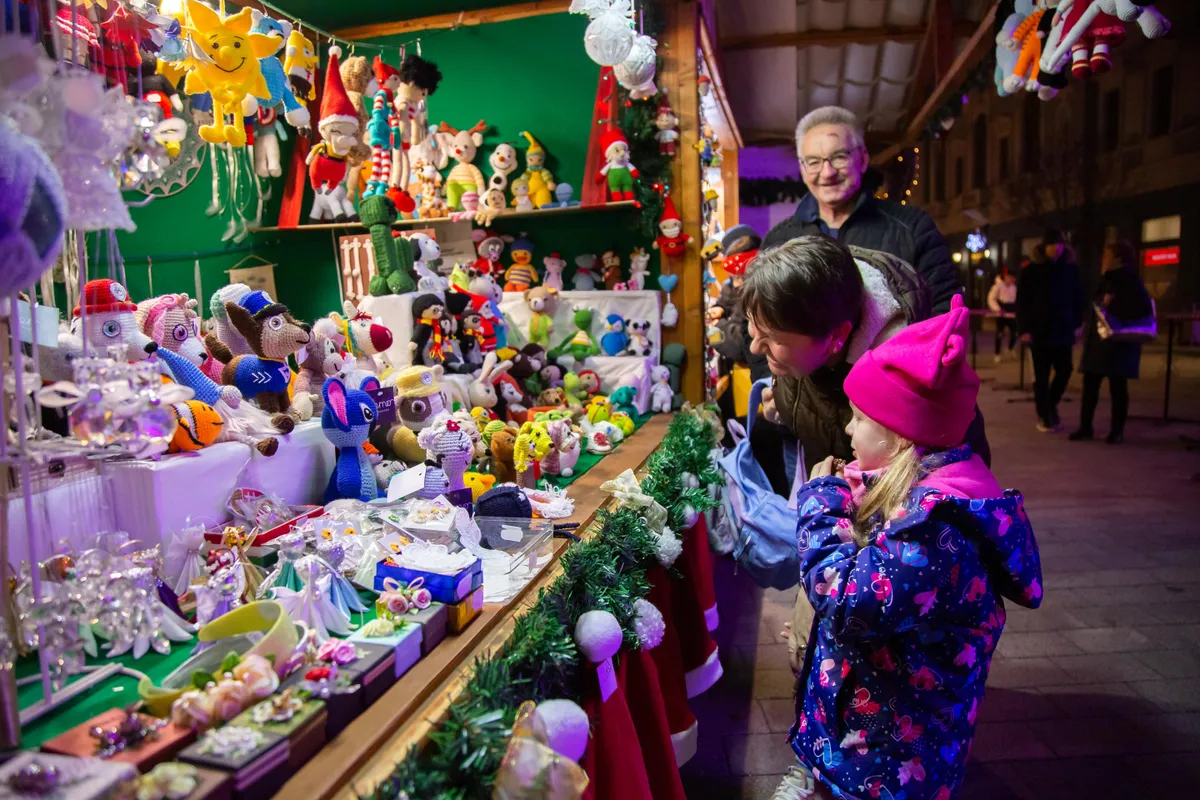 Nyíregyháza karácsonyi fényekkel és kézműves portékákkal vár.