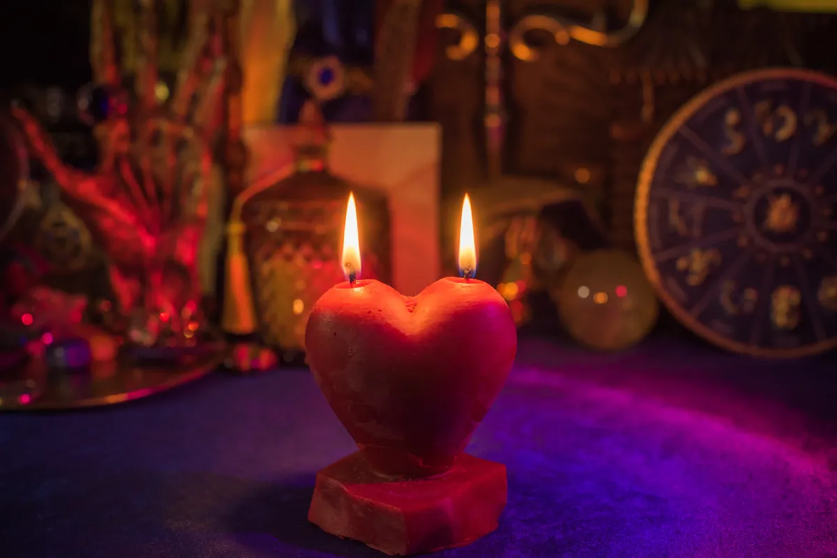 Luca-napi boszorkánymágia piros gyertyával.